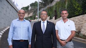 בר אדון משה ליאון ואיציק לארי, צילום: ארנון בוסאני חברת מוריה